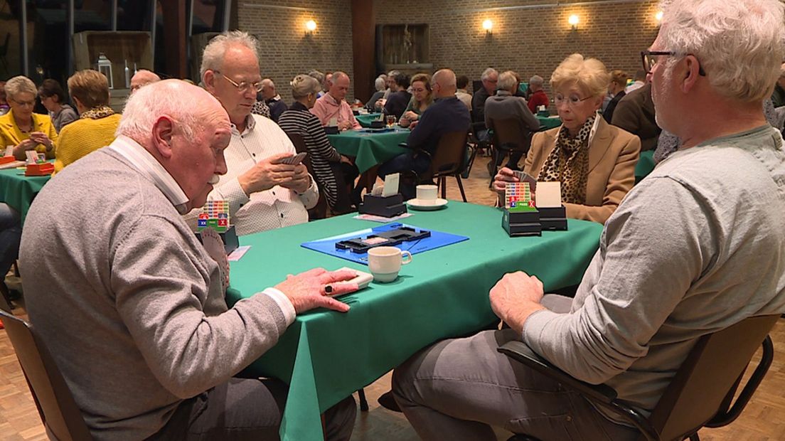 Leden van bridgeclub Het Anker spelen in het gelijknamige buurthuis