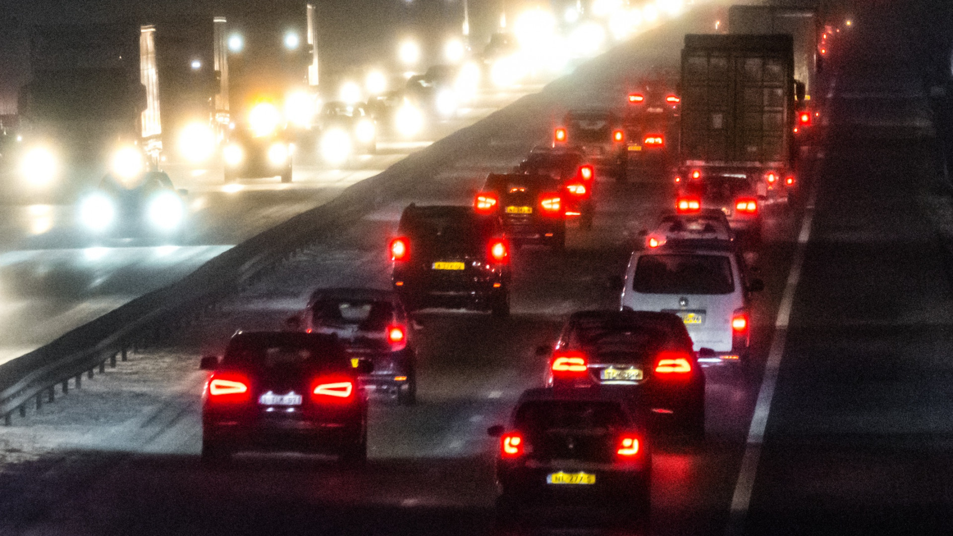 Ongelukken en files tijdens regenachtige ochtendspits.