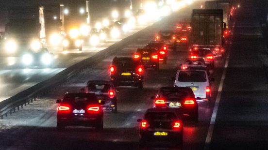 Ongelukken en files tijdens regenachtige ochtendspits. Ongelukken en files tijdens regenachtige ochtendspits.