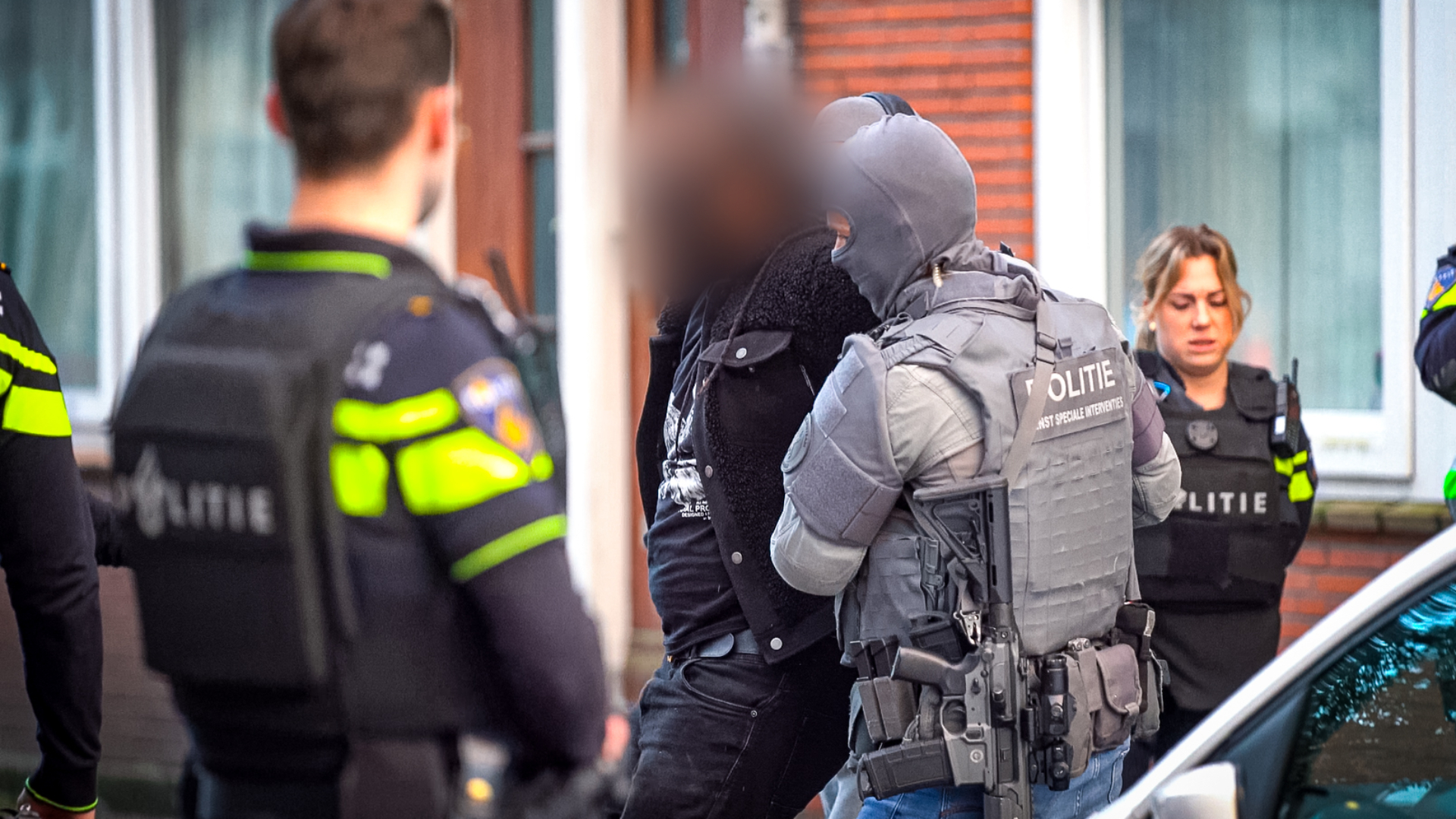 Uiteindelijk wist de politie de man in zijn woning aan te houden.
