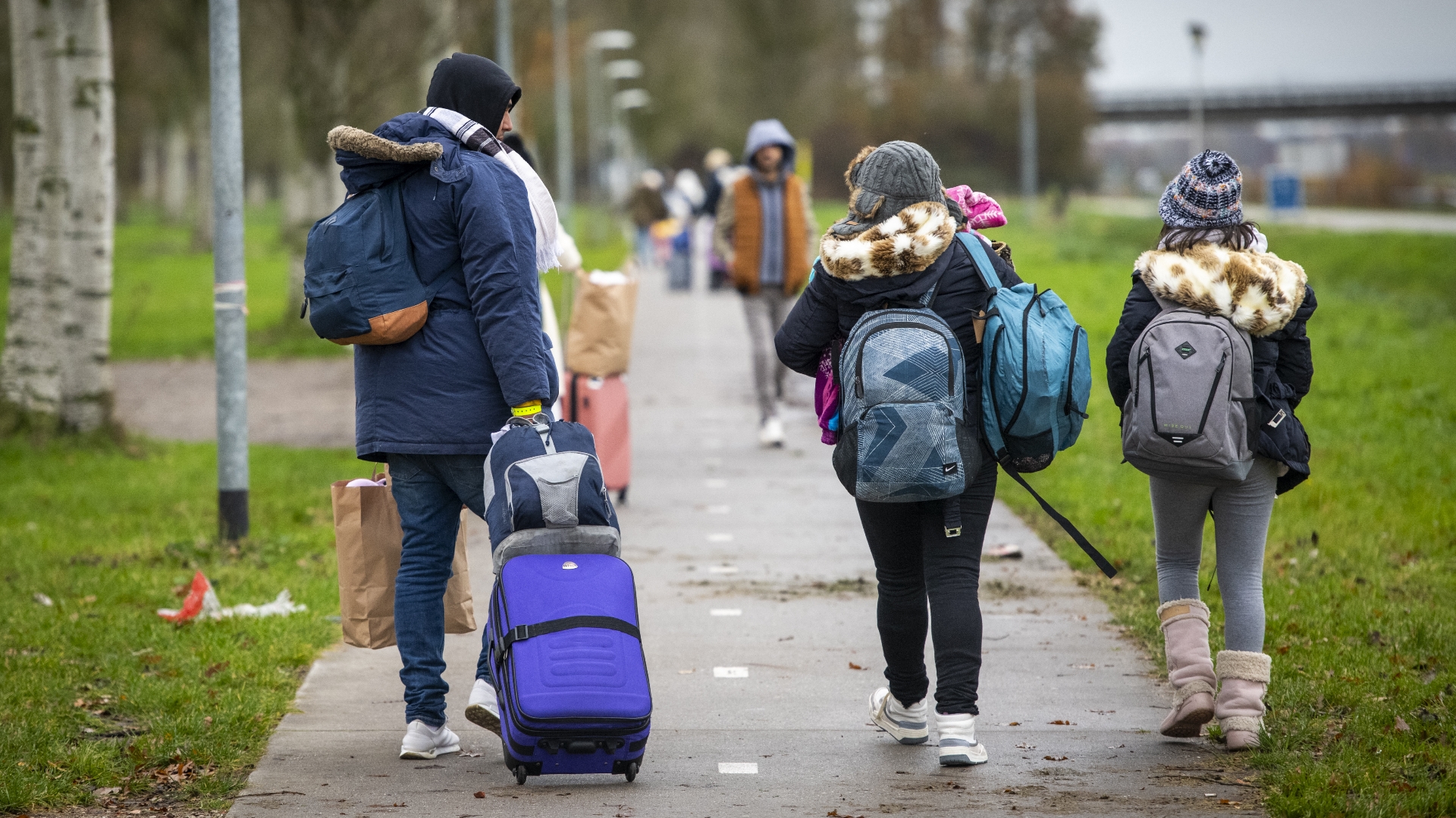 Bussen Met Asielzoekers Vanuit Ter Apel Aangekomen In Den Haag - RTV Noord