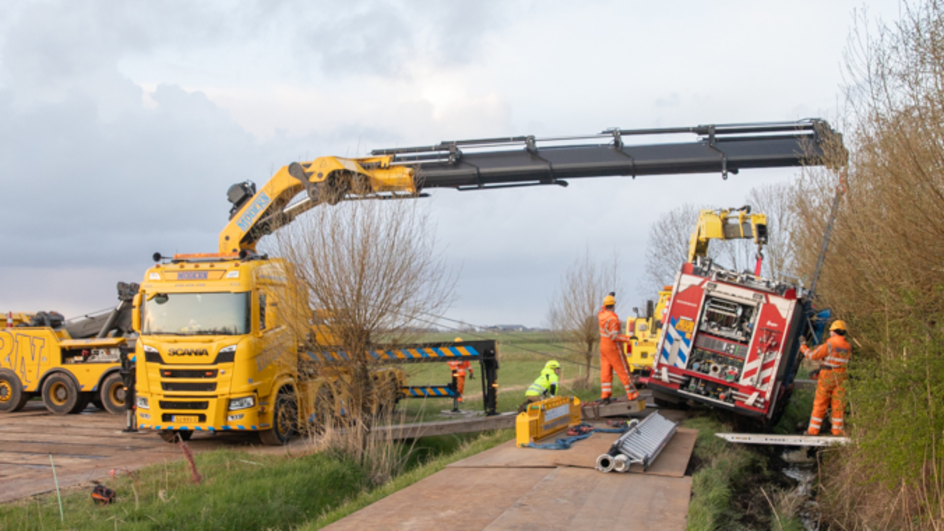 Brandweerauto weer op het droge | Vertraging op A12 door ongeval.
