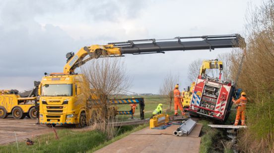 Brandweerauto weer op het droge | Vertraging op A12 door ongeval. Brandweerauto weer op het droge | Vertraging op A12 door ongeval.