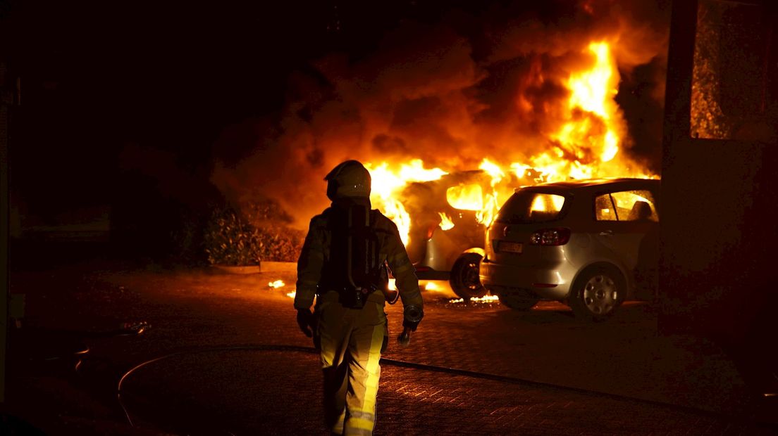 Auto's staan in lichter laaie