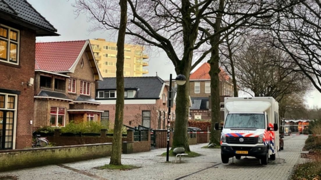 Het pand aan de Stationsstraat in Emmen waar de steekpartij plaatsvond