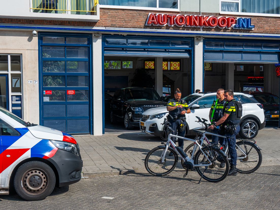 Autohandelaar in Rotterdam-Vreewijk overvallen door twee jongens
