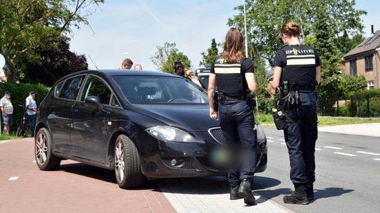 Vrouw op snorfiets aangereden
