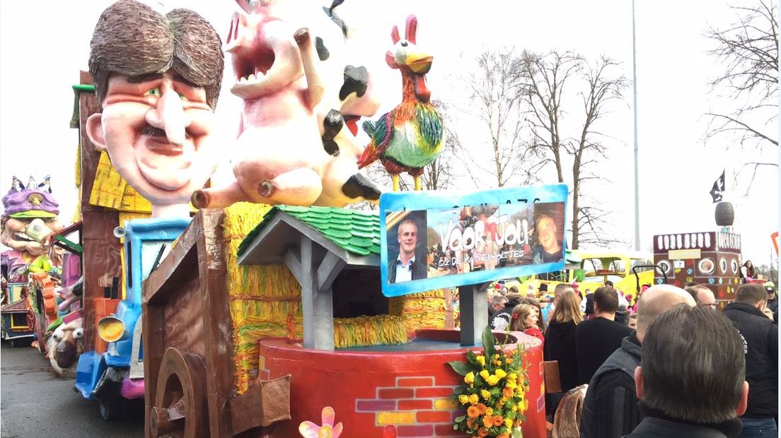 Op een van de wagens prijkte een bord met daarop twee foto's van het slachtoffer