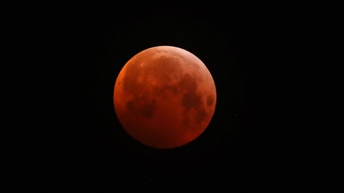 De bloedmaan boven Elst, aan het begin vande volledige verduistering.