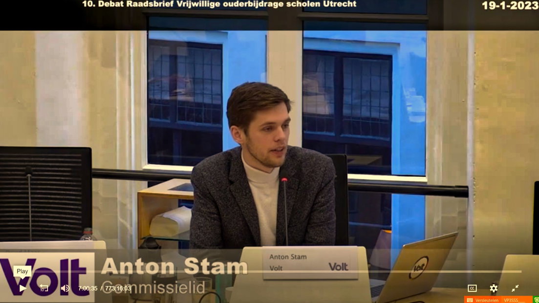 Screenshot van de livestream van de gemeente Utrecht met op de achtergrond de woonkamer van Richard Innemee