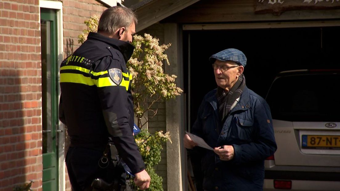 De politie deelde zaterdag flyers uit aan mensen in Doetinchem.