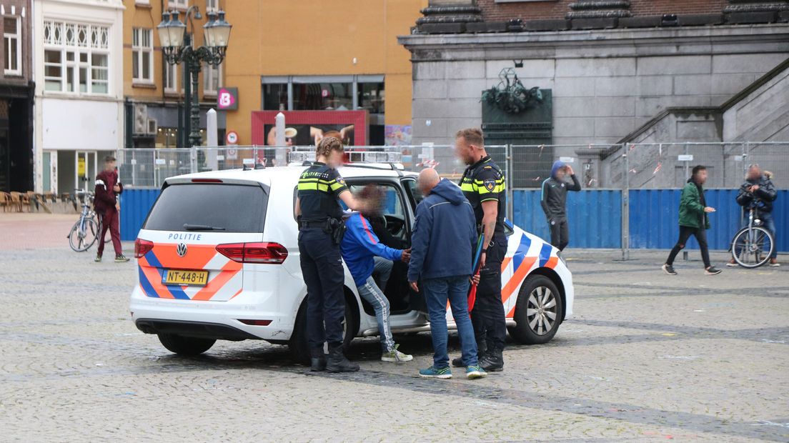 De vrouw is meegenomen door de politie