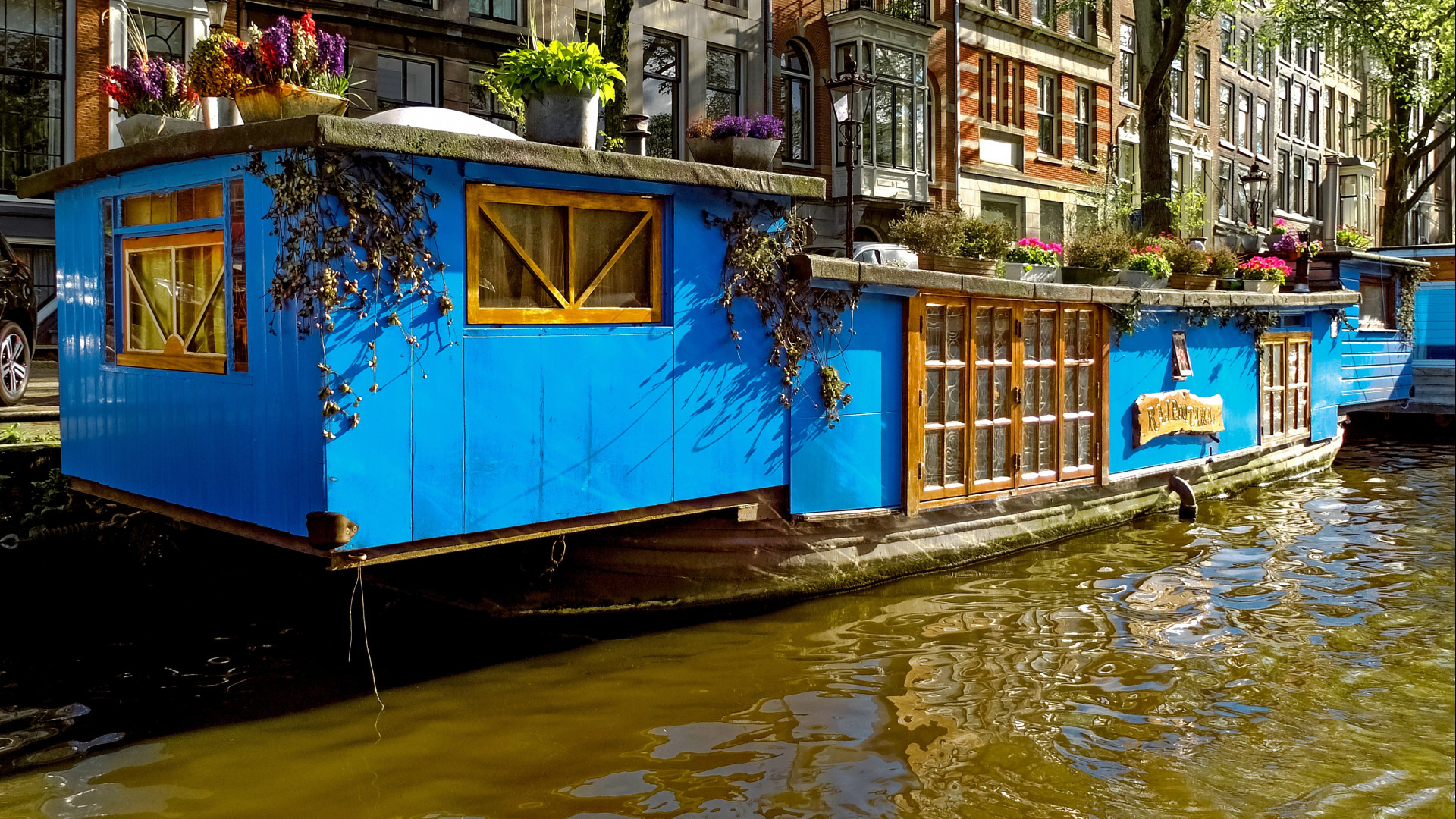 Een kleurrijke woonboot
