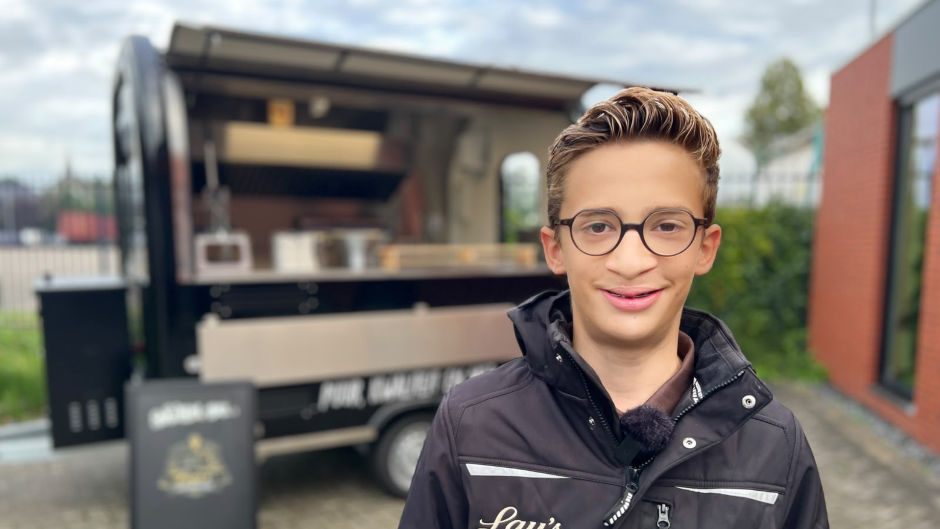 De 16-jarige ondernemer staat vanaf 10 oktober met zijn frietkraam in Alblasserdam