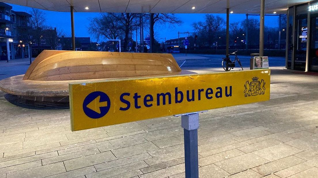 Op het station in Harderwijk kon maandagochtend om 6.00 uur al worden gestemd.