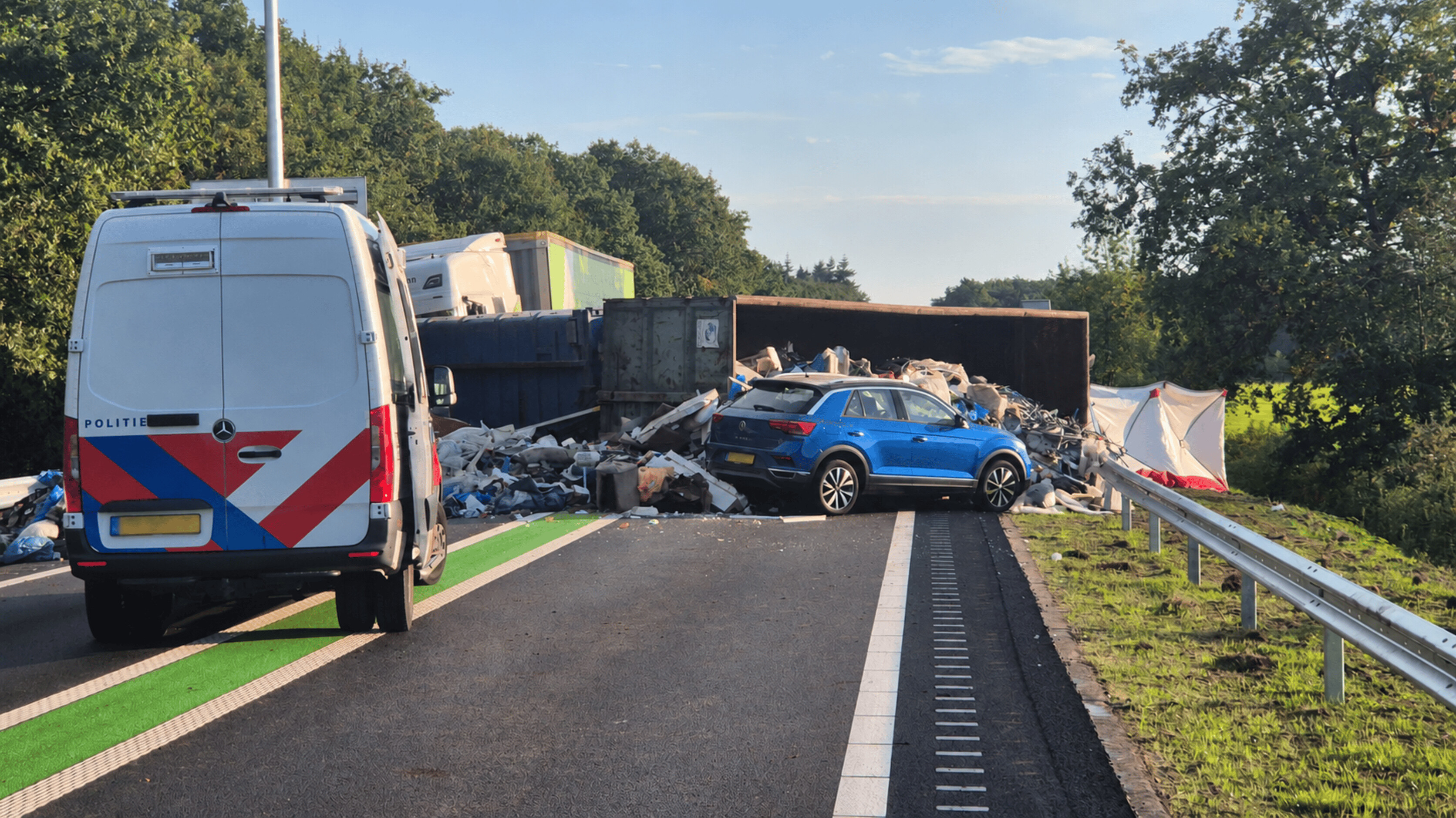 Bij een ongeval op de N48 ter hoogte van Zuidwolde kwamen twee vrachtwagenchauffeurs om het leven