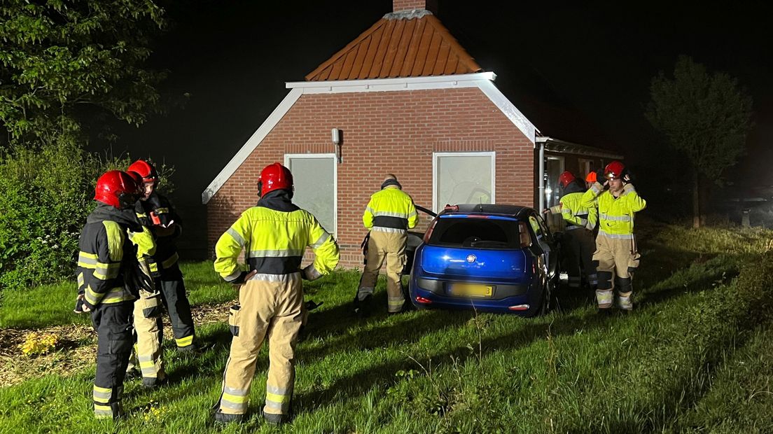 Brandweerlieden ontfermen zich over bestuurder, auto en huis