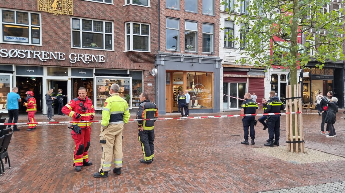 Hulpdiensten rondom het pand aan de Grote Markt waar de gaslucht werd geroken