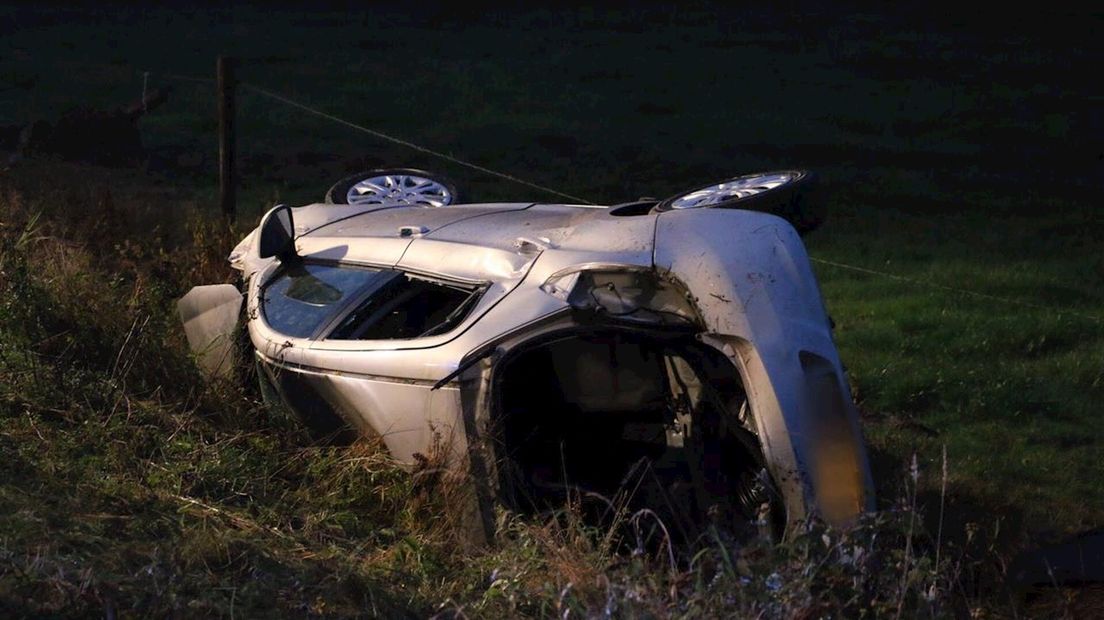 Auto belandt op zijkant in sloot bij Fleringen