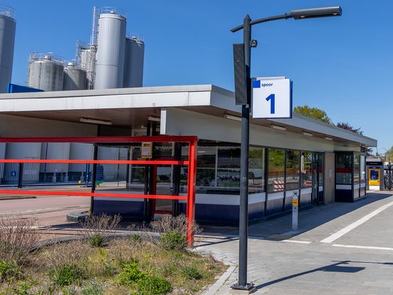 Lege stations door staking