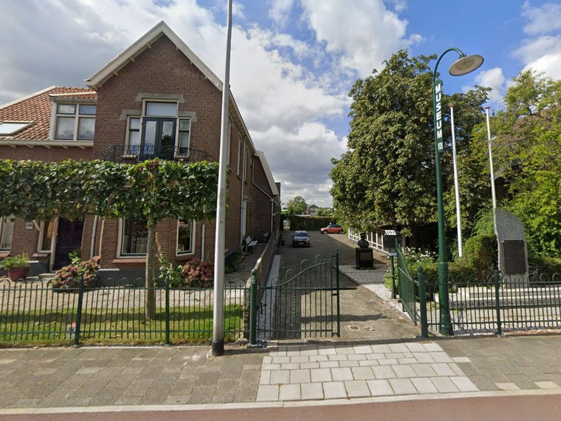 Het voormalig schoolgebouw aan de Rijksstraatweg.