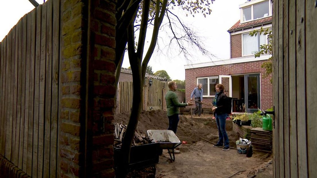 Een tuin die vakkundig wordt 'onttegeld' - foto Omroep Gelderland