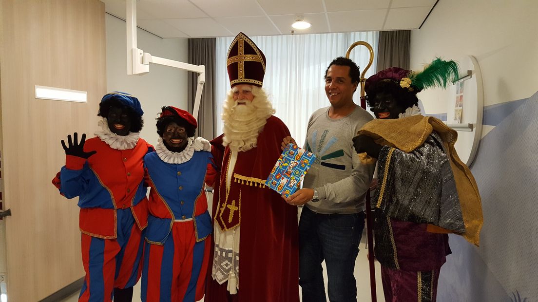 Sinterklaas samen met zijn pieten in het Juliana Kinderziekenhuis