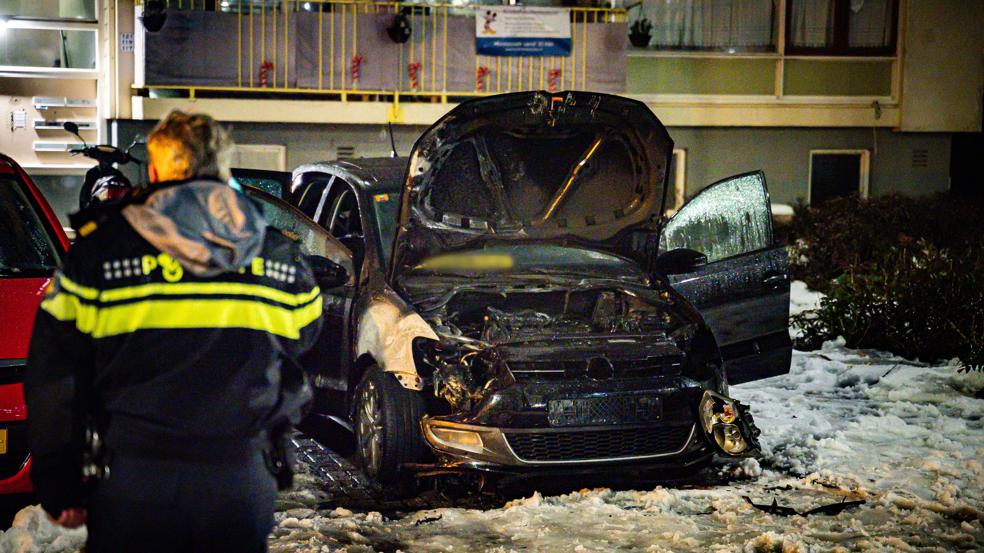 De auto is deels gesmolten aan de voorkant