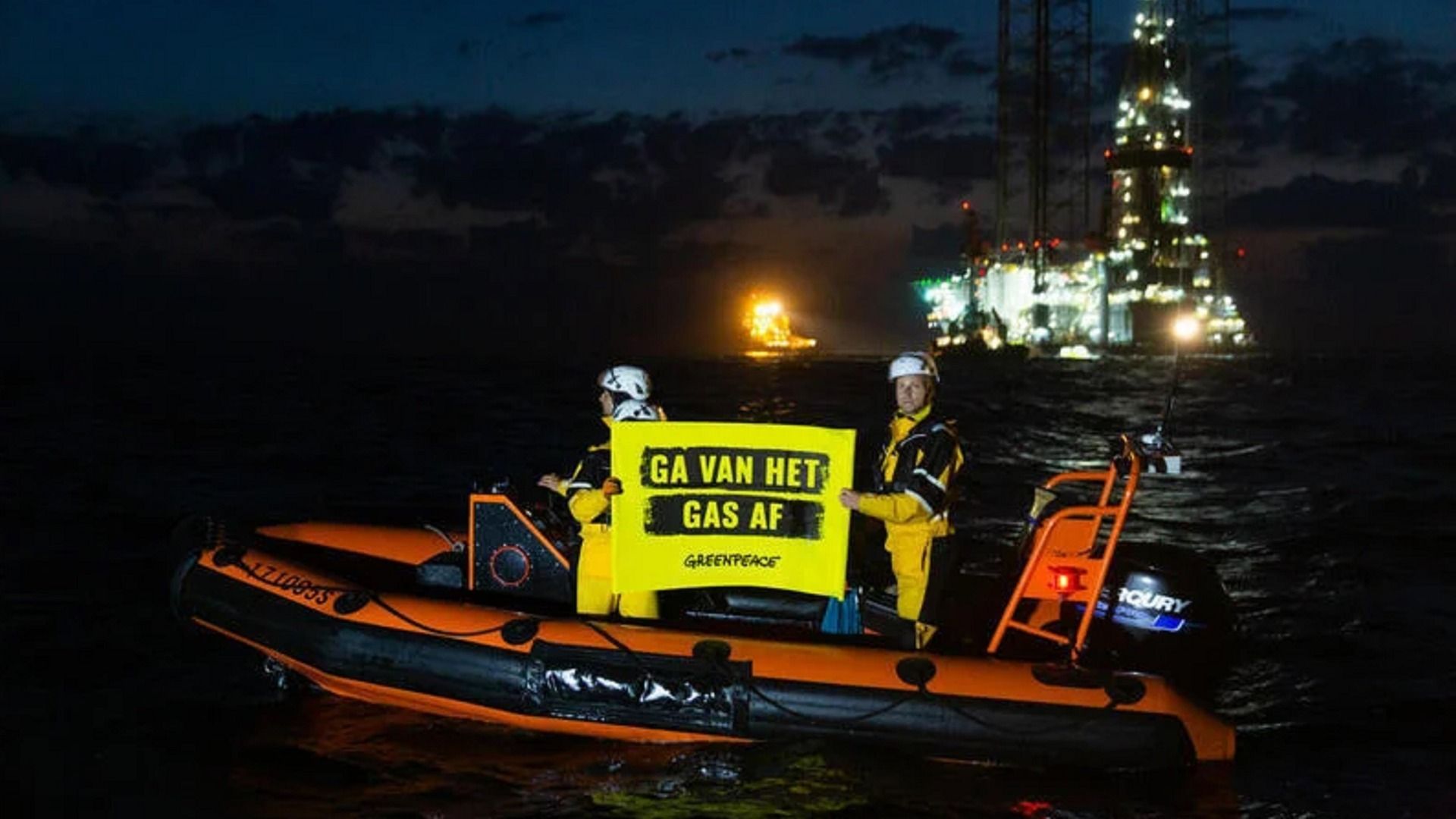 Actievoerders van Greenpeace bij het platform
