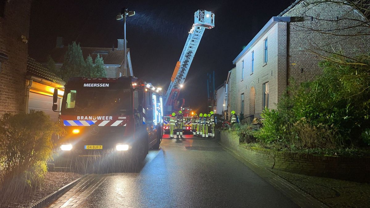 Brandweer blust brand in slaapkamer