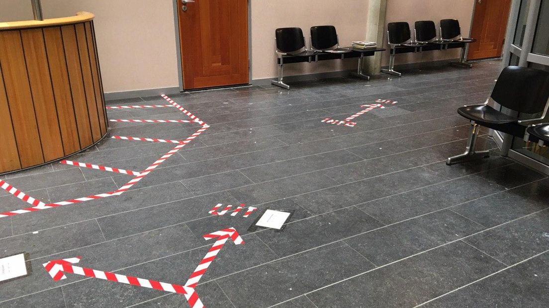 Pijlen en markeringen op de vloer moeten de anderhalvemetersamenleving ook in de Groninger rechtbank bewaken