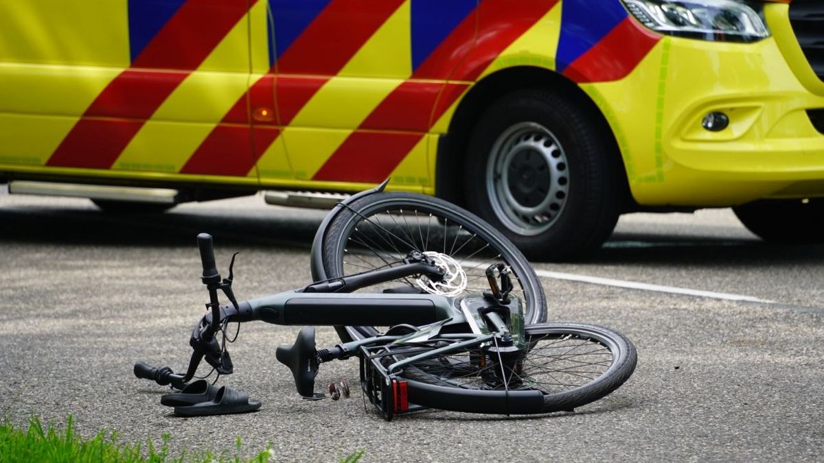 Fietsster gewond naar het ziekenhuis na aanrijding met auto in Staphorst