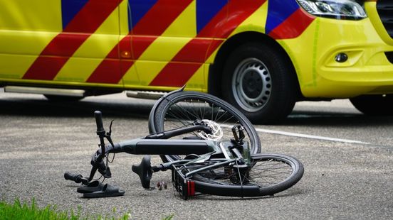 Fietser naar het ziekenhuis na botsing. Fietser naar het ziekenhuis na botsing.