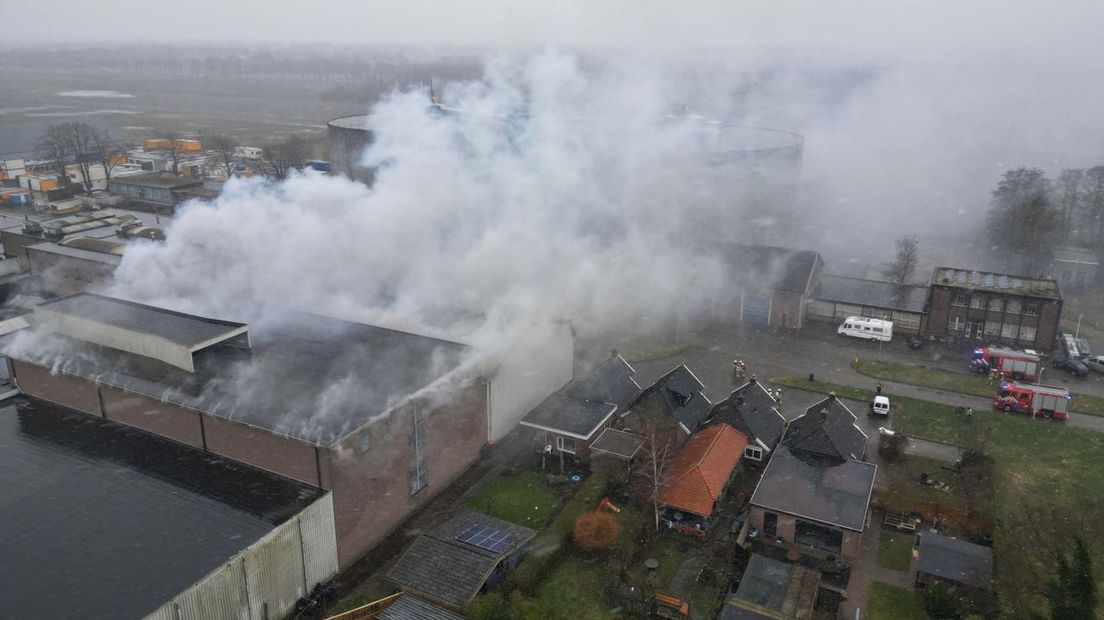 Grote brand bij 'asbestverdacht' bedrijfspand in De Krim