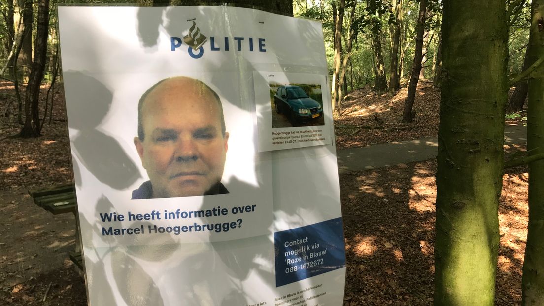 Op drie plaatsen waar mannen elkaar ontmoeten zijn posters opgehangen (Rechten: RTV Drenthe/Jeroen Kelderman)