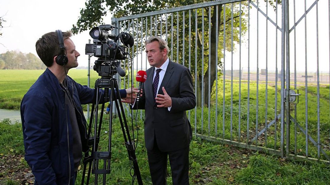 RTV Utrecht-verslaggever Peter Knieriem in gesprek met de nationale ombudsman.