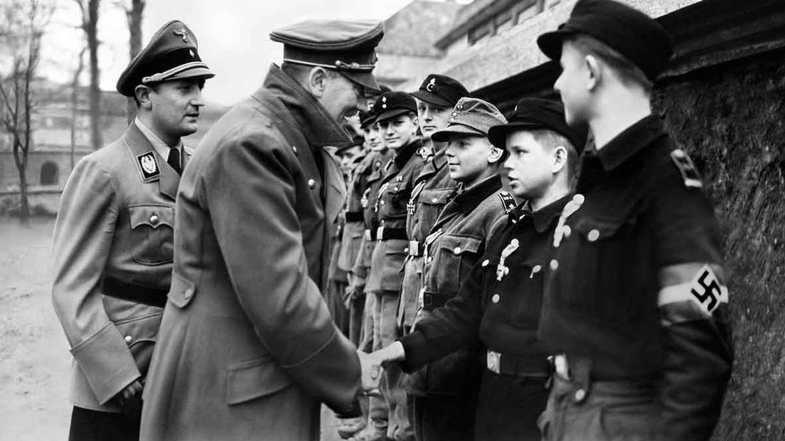 Hitler met jongens van de Volkssturm - Publiek Domein