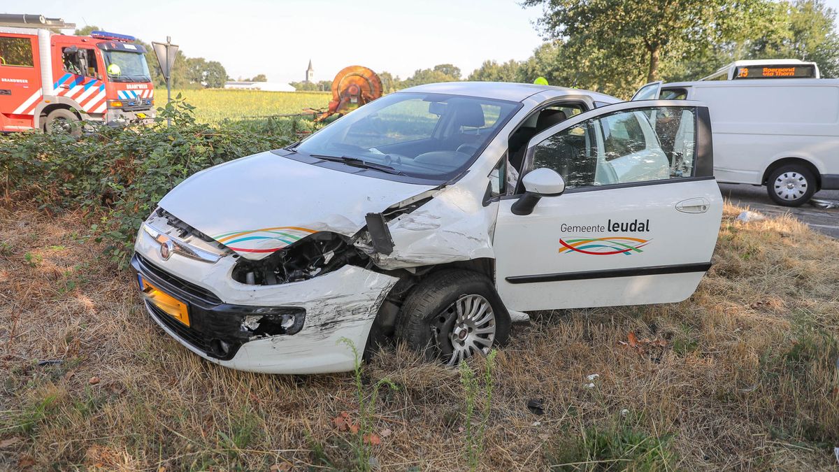 Gemeentemedewerker van de weg gereden door bestelbus