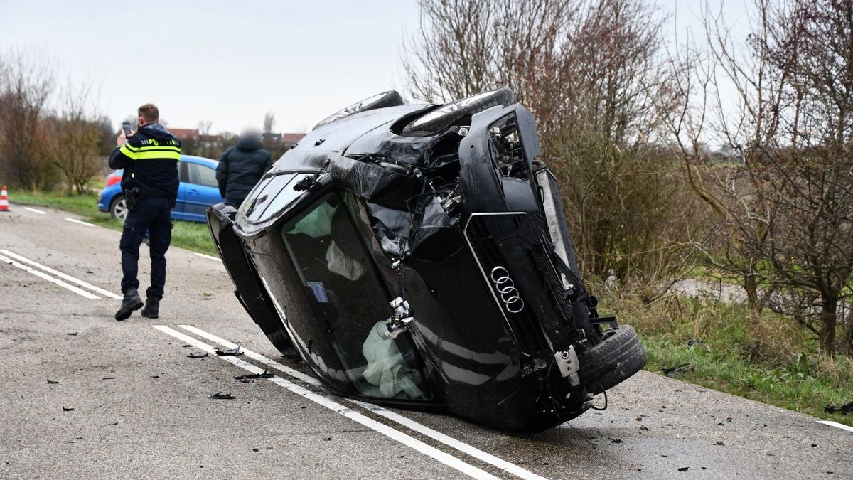 Auto belandt op zijn kant bij Meliskerke