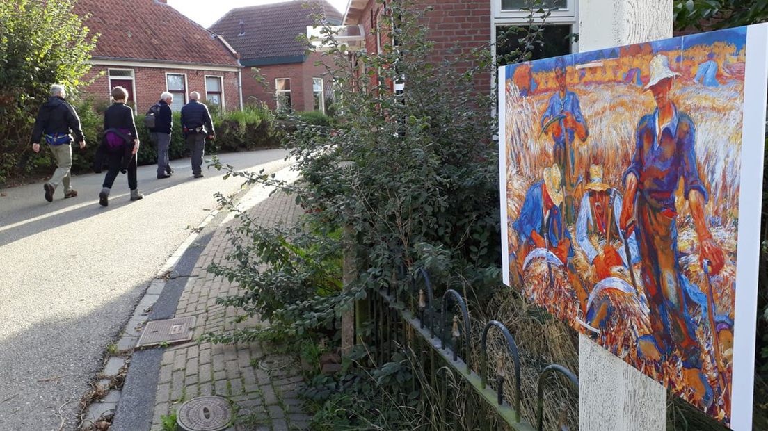 Wandelaars komen onderweg langs schilderijen van De Ploeg