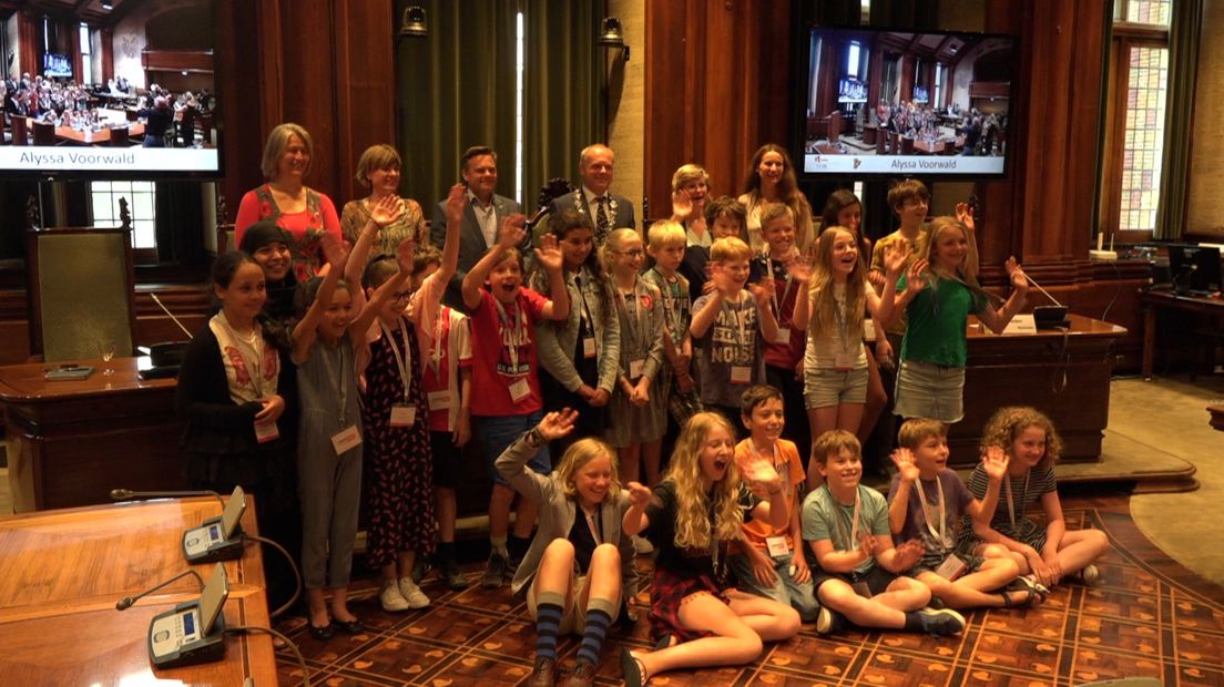 Leids college en groep van Lucas van Leyden basisschool samen op de foto 