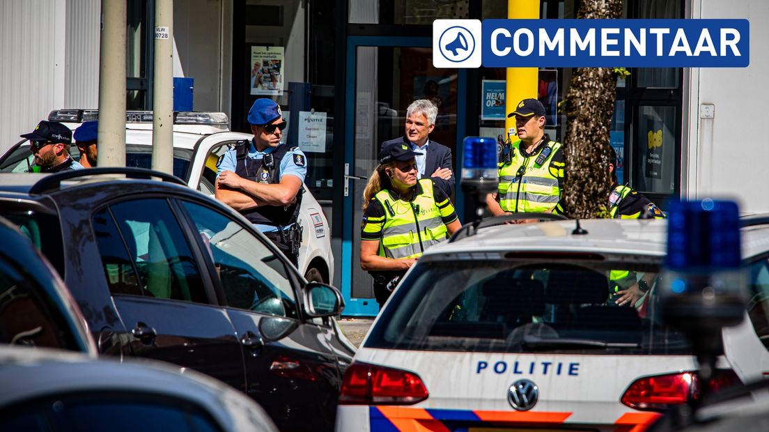 Velema met agenten en de Koninklijke Marechaussee bij het politiebureau in Ter Apel