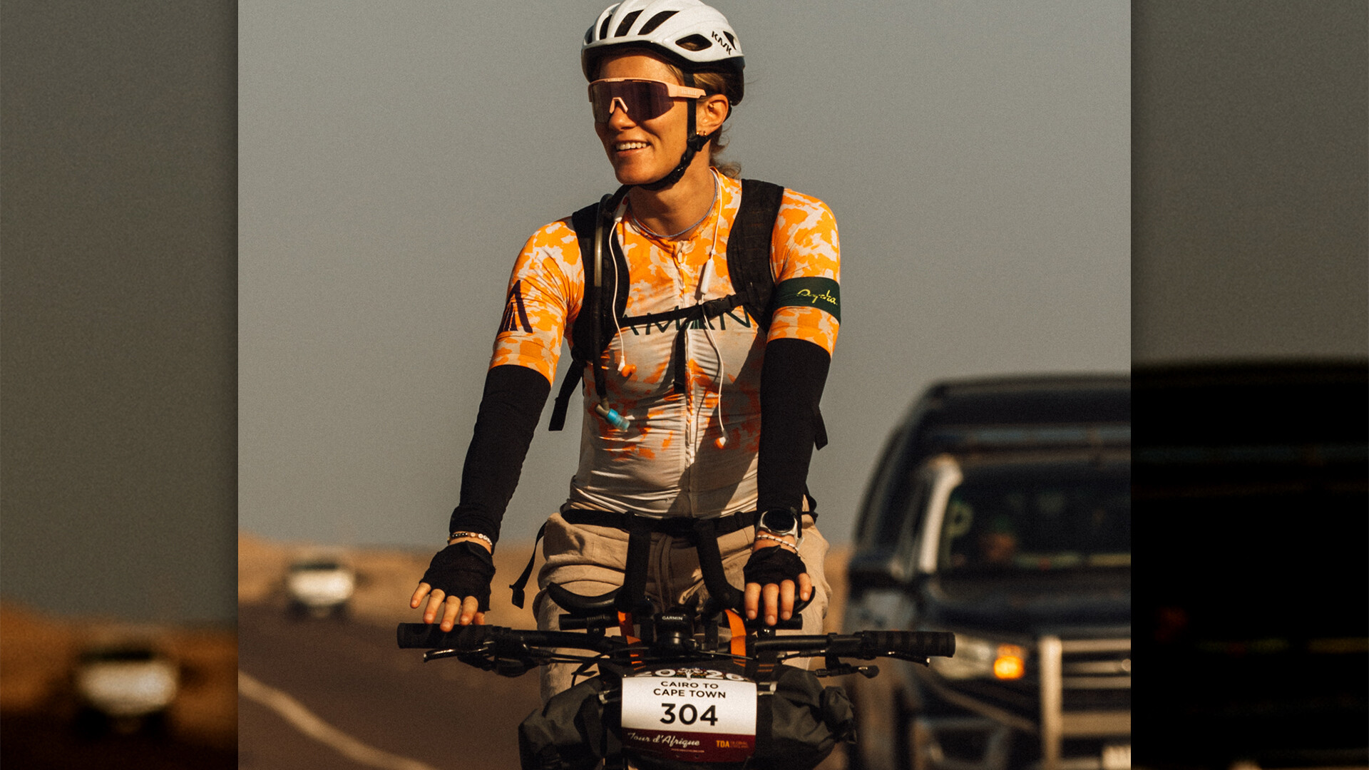 Lotte Stoffels op de fyts troch Afrika