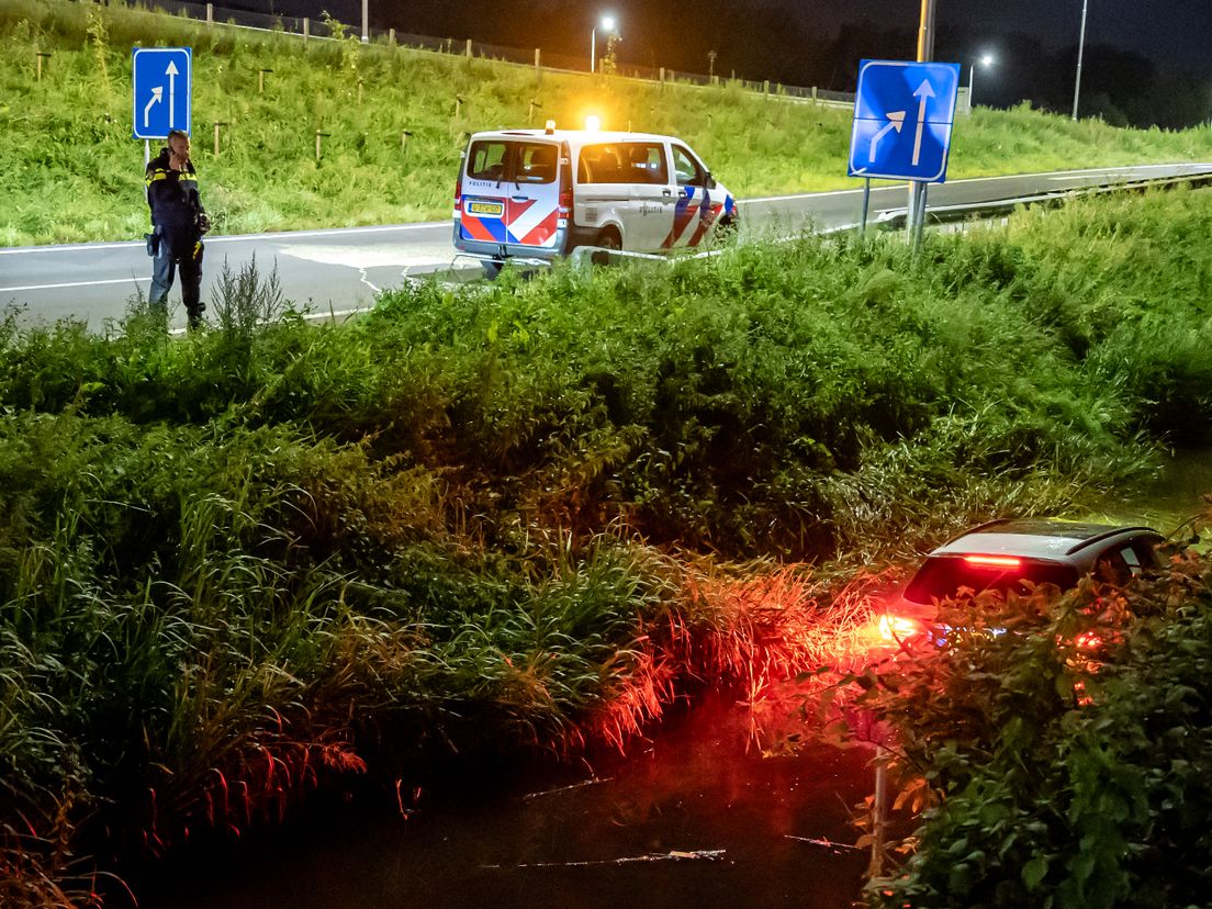 Een auto belandt in het water vlak voor een oprit van de snelweg in Vlaardingen.