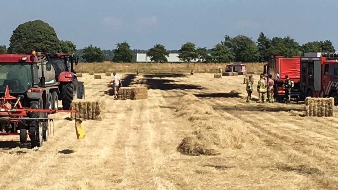 De brand woedde in een veld met hooi aan de Lewedijk bij Lewedorp