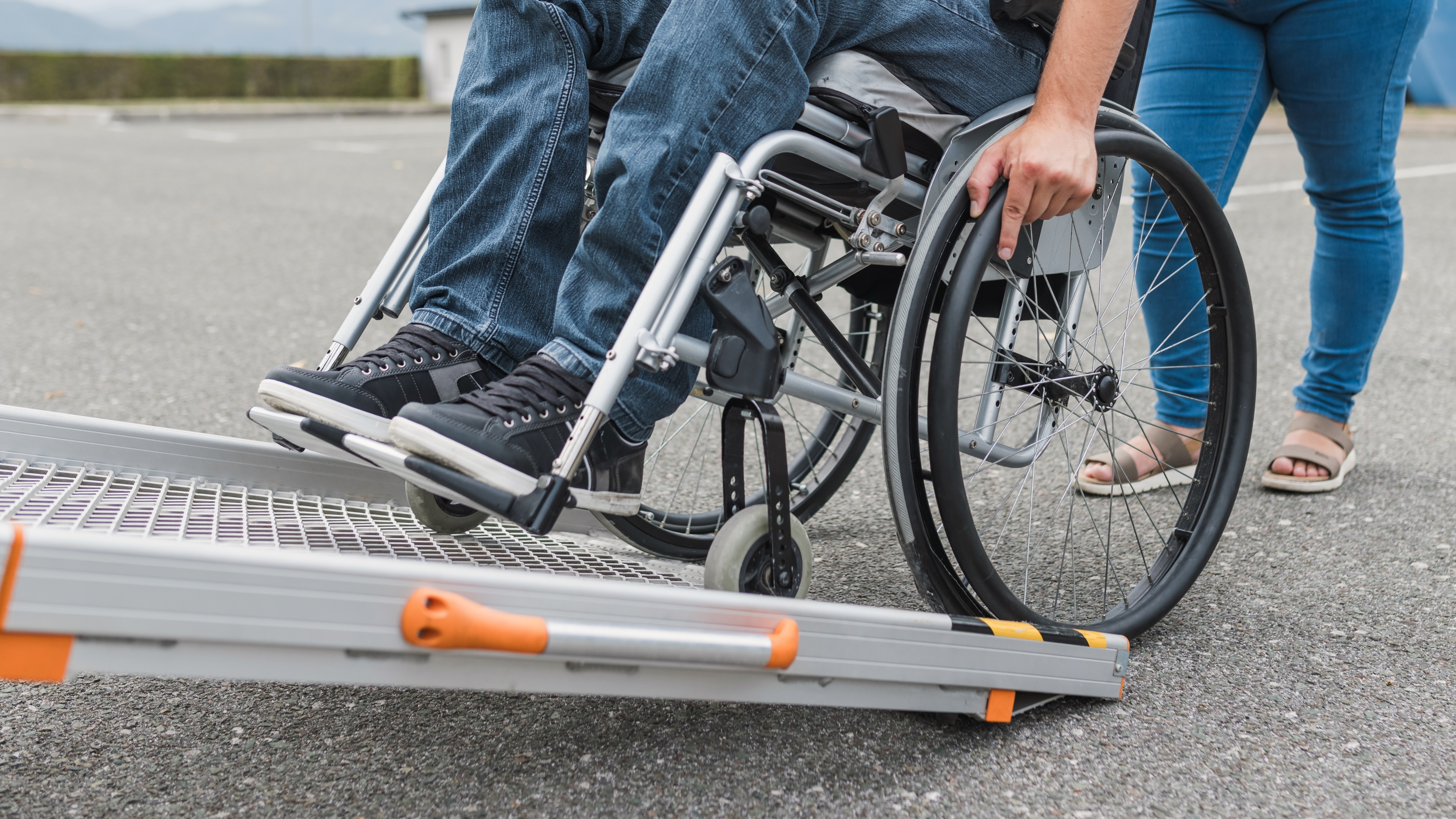Iemand met een fysieke beperking in een rolstoel