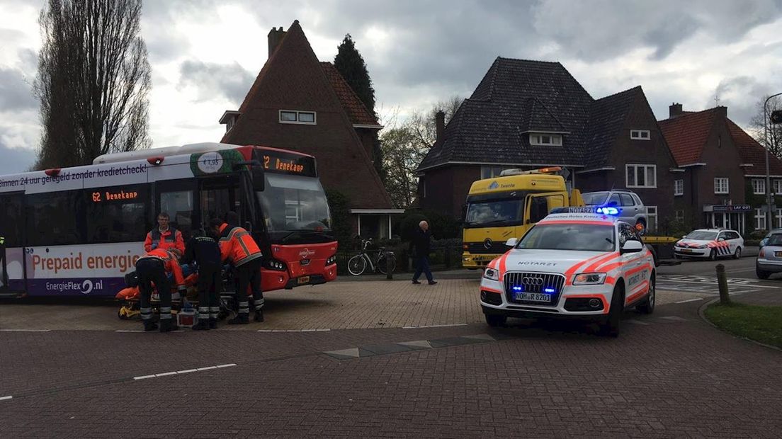 Nederlandse en Duitse hulpdiensten assisteren bij ongeluk met lijnbus in Denekamp