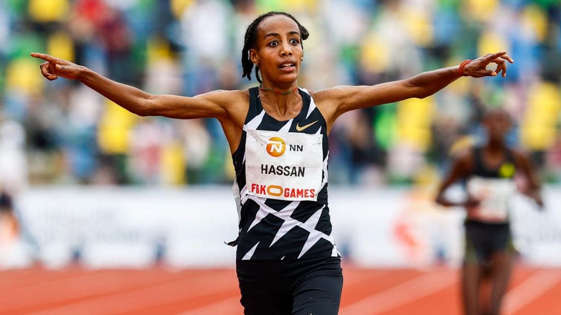 Sifan Hassan juicht na het winnen van de 10.000 meter tijdens de FBK Games.