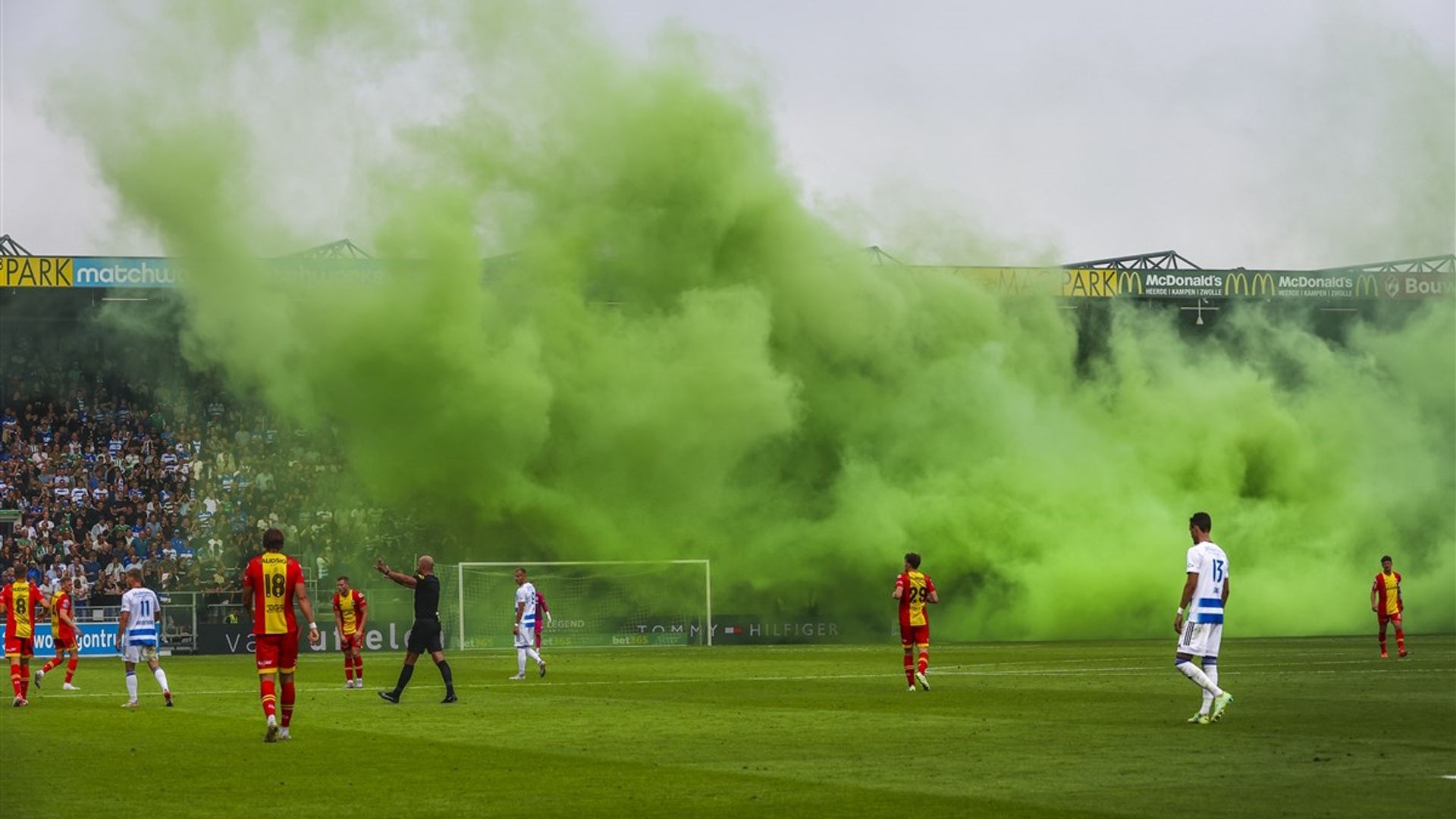 Twee Mannen Aangehouden Voor Plaatsen Rookbommen In Vak Met Eagles ...