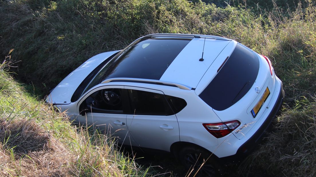 Auto raakt van de weg en belandt in sloot